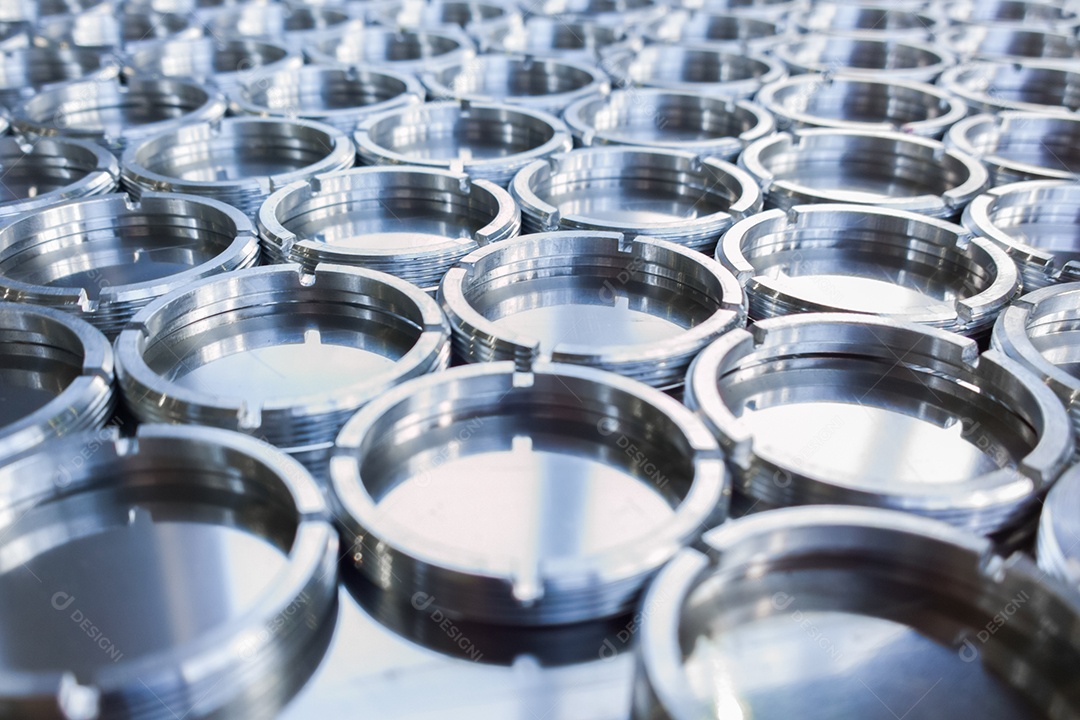 Visão de quadro inteiro em pilhas de peças de chapa metálica dobradas em perfil