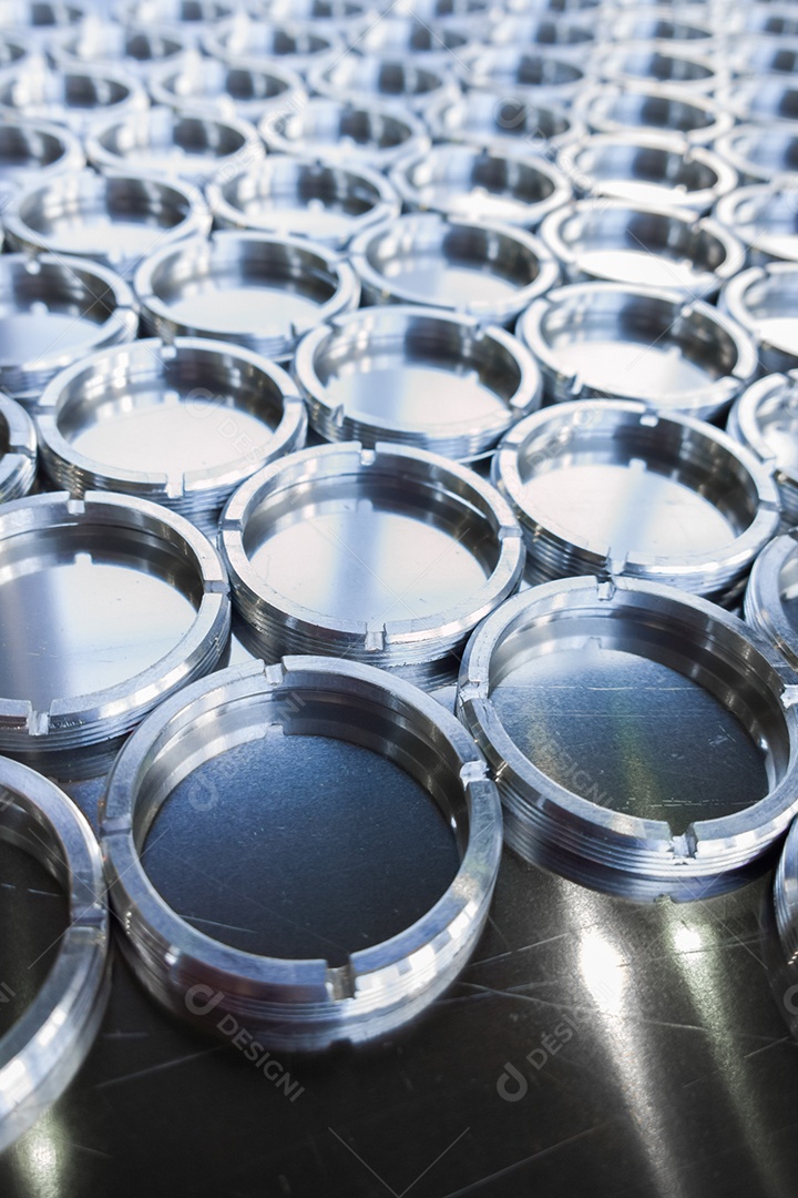 Visão de quadro inteiro em pilhas de peças de chapa metálica dobradas em perfil