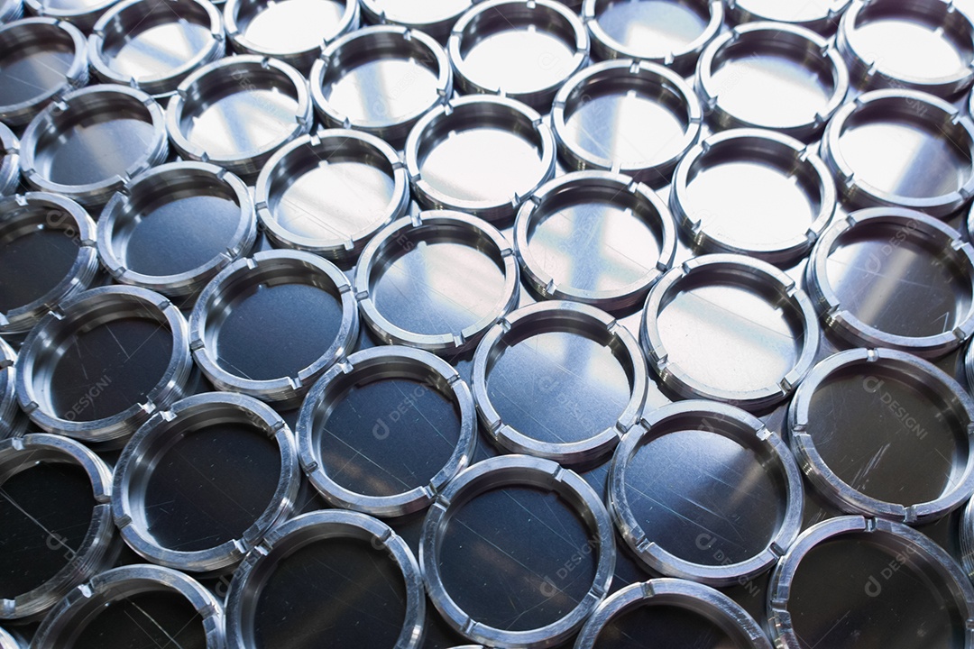 Visão de quadro inteiro em pilhas de peças de chapa metálica dobradas em perfil