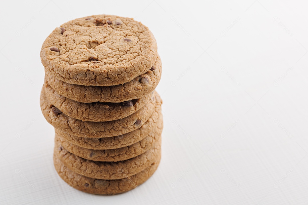 Biscoitos redondos de bolo com gotas de chocolate sobre fundo de superfície branca