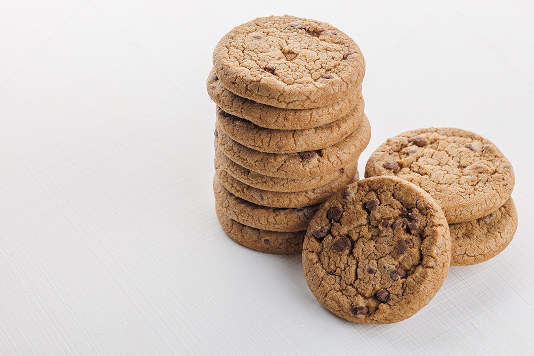 Biscoitos redondos de bolo com gotas de chocolate sobre fundo de superfície branca