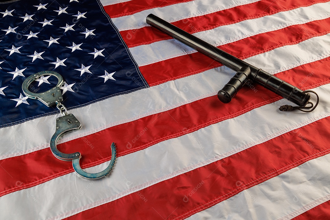 Algemas de metal prateado sobre a bandeira dos EUA em superfície plana