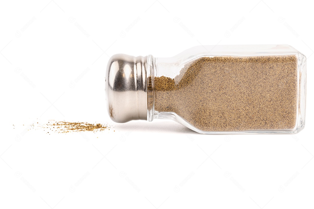 Pote de vidro com tempero isolado no fundo branco