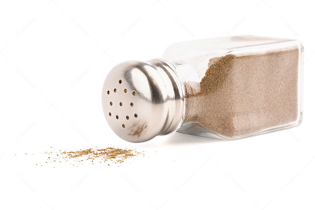 Pote de vidro com tempero isolado no fundo branco