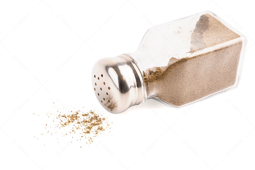 Pote de vidro com tempero isolado no fundo branco