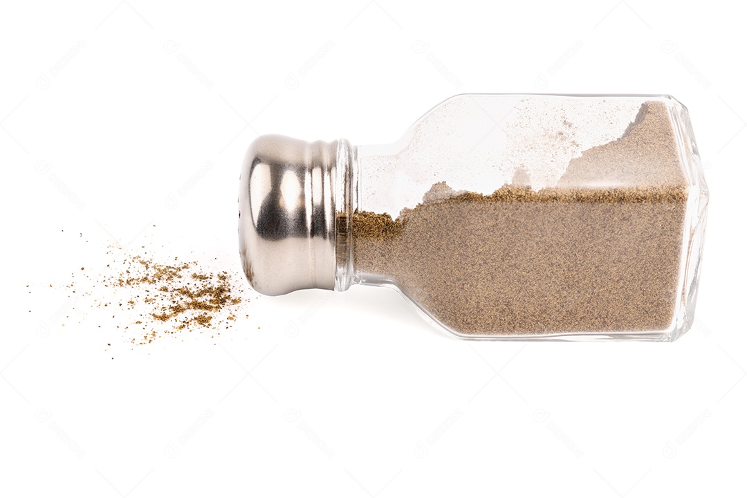 Pote de vidro com tempero isolado no fundo branco