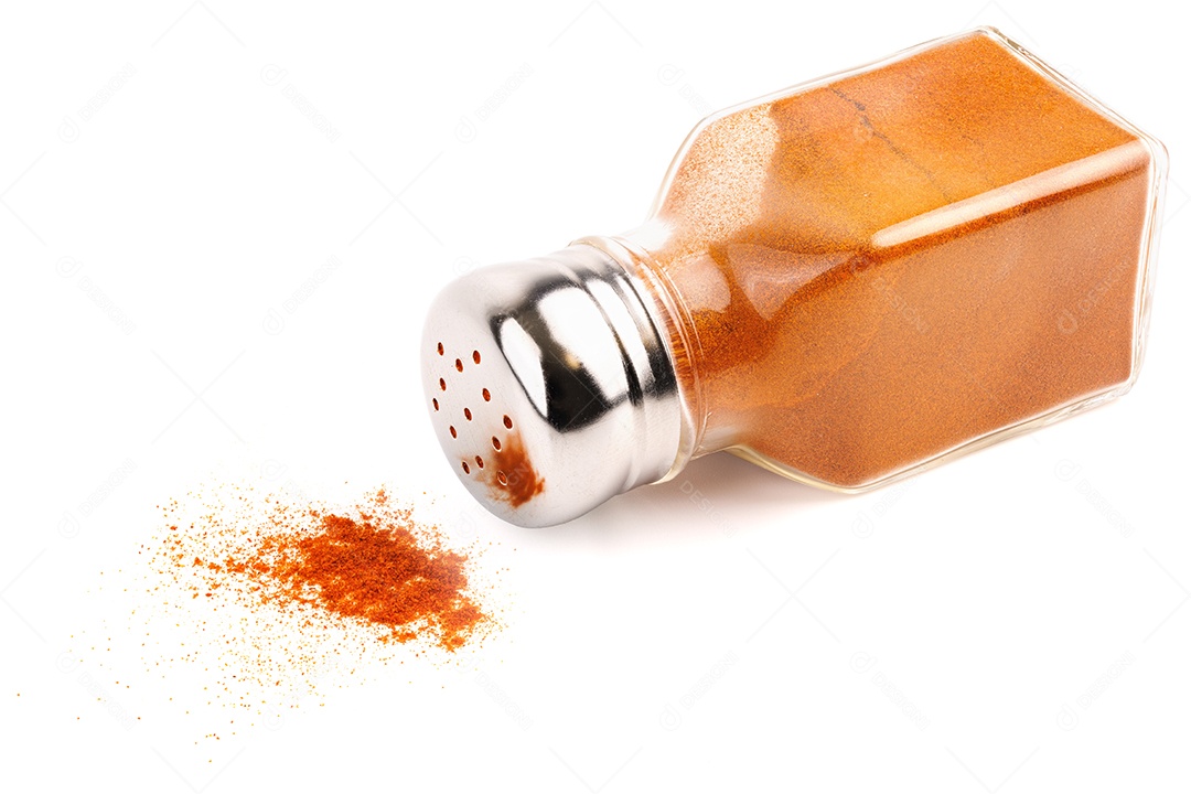 Pote de vidro com tempero isolado no fundo branco