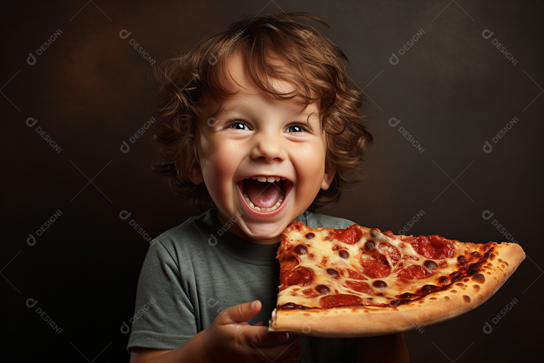 Linda criança comendo pizza