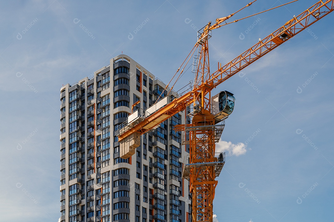 Prédios de apartamentos altos recém-construídos em fundo de céu azul com nuvens brancas