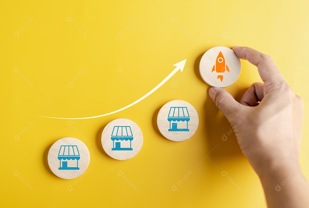 Mão de pessoa segurando peças em um fundo isolado