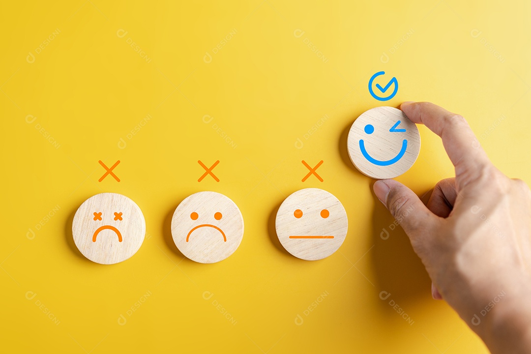 Mão de pessoa segurando peças em um fundo isolado