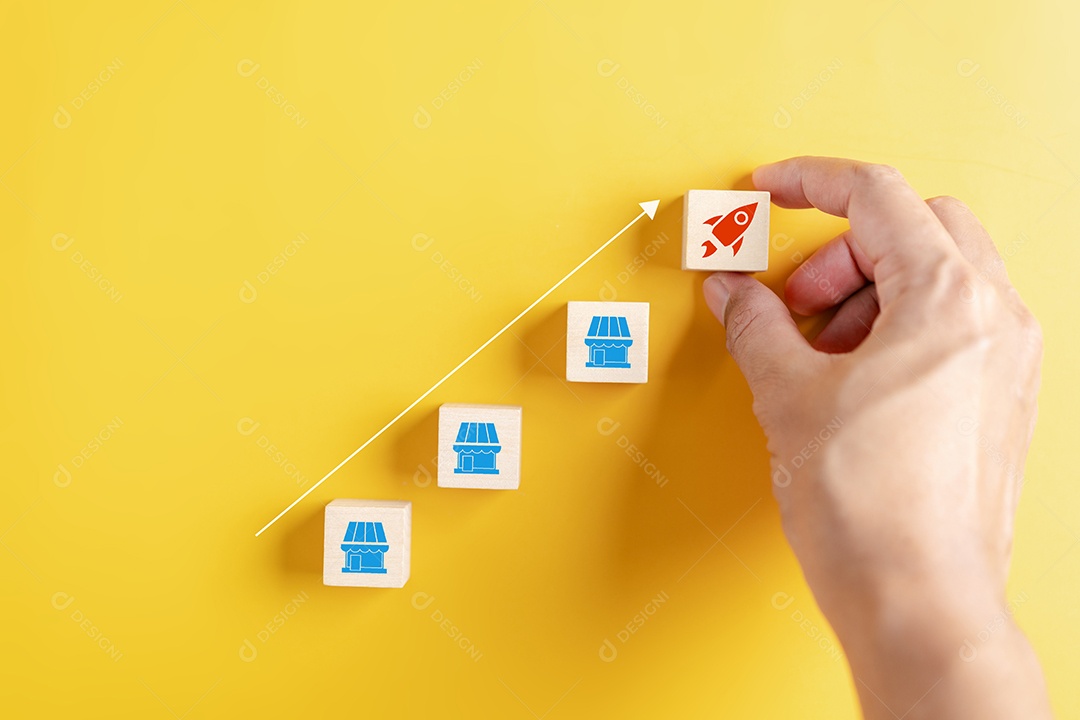 Mão de pessoa segurando peças em um fundo isolado