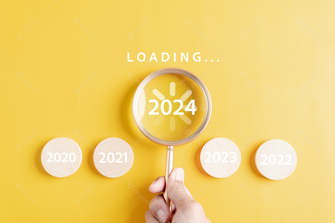 Mão de pessoa segurando peças em um fundo isolado