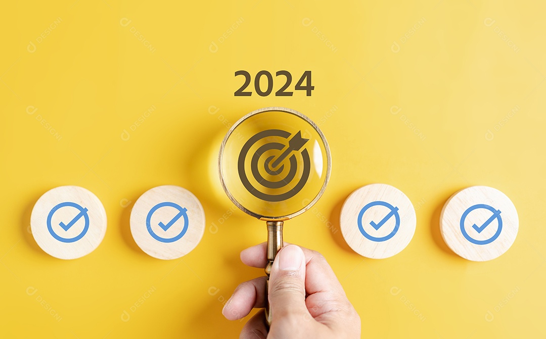 Mão de pessoa segurando peças em um fundo isolado