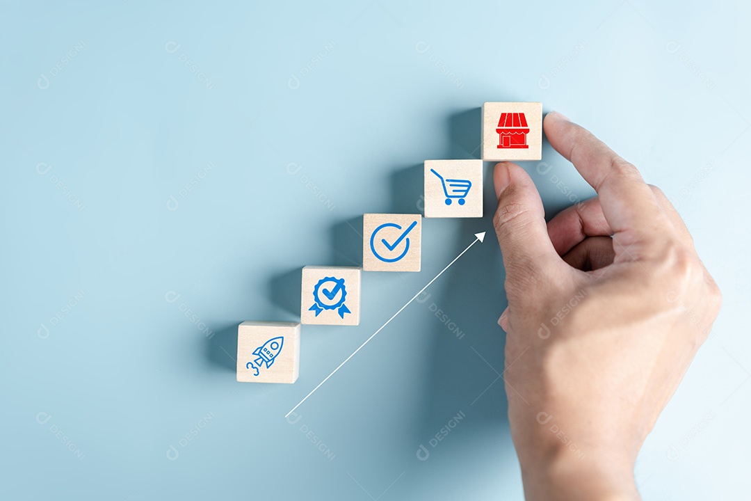 Mão de pessoa segurando peças em um fundo isolado