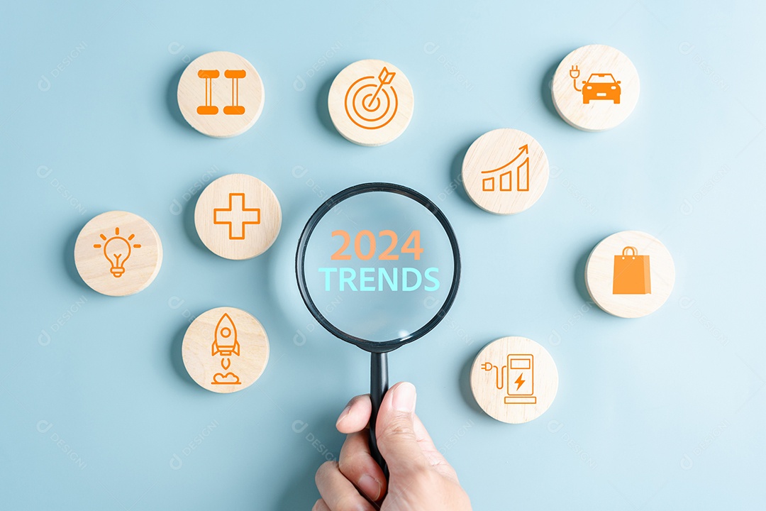 Mão de pessoa segurando peças em um fundo isolado