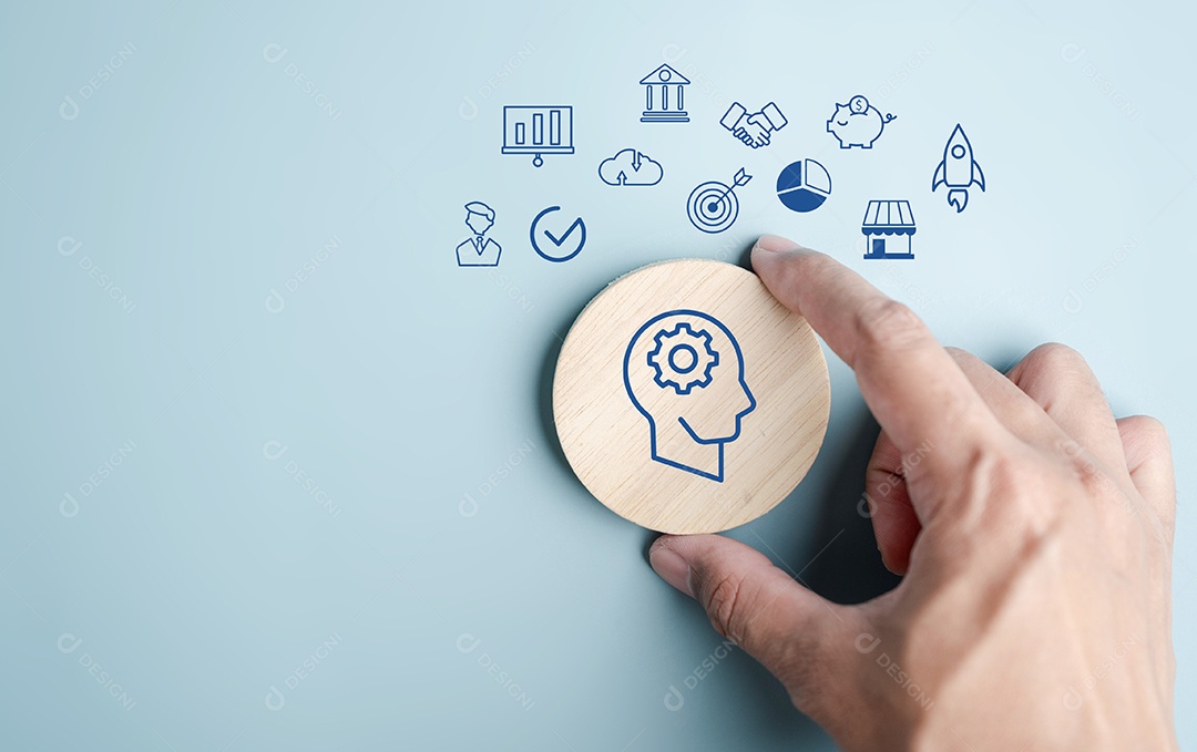 Mão de pessoa segurando peças em um fundo isolado