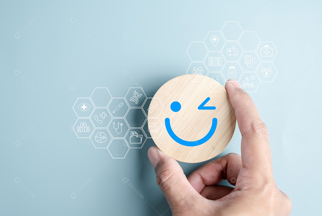 Mão de pessoa segurando peças em um fundo isolado