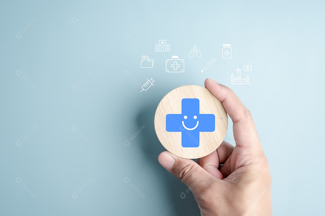 Mão de pessoa segurando peças em um fundo isolado