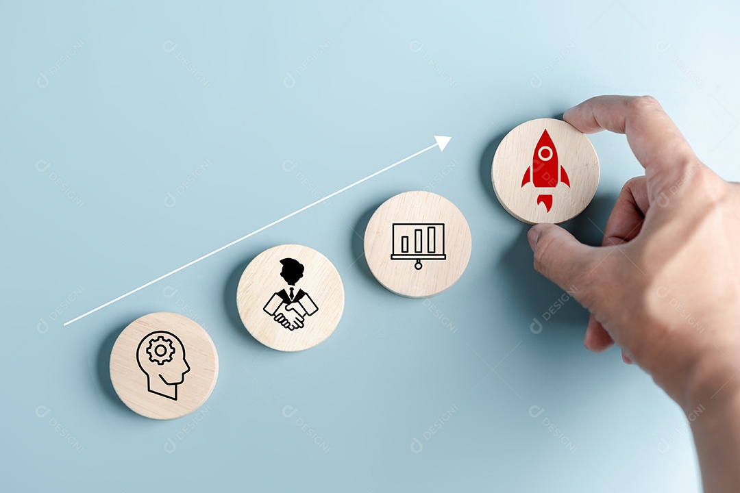 Mão de pessoa segurando peças em um fundo isolado