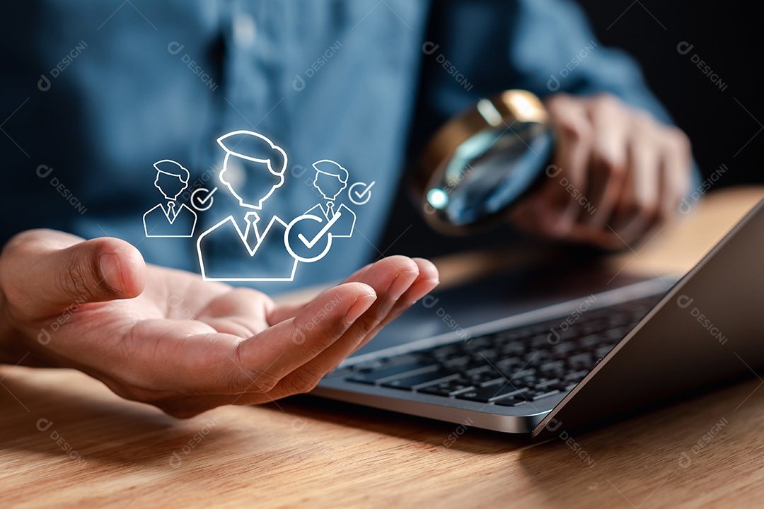 Mão de pessoa segurando peças em um fundo isolado