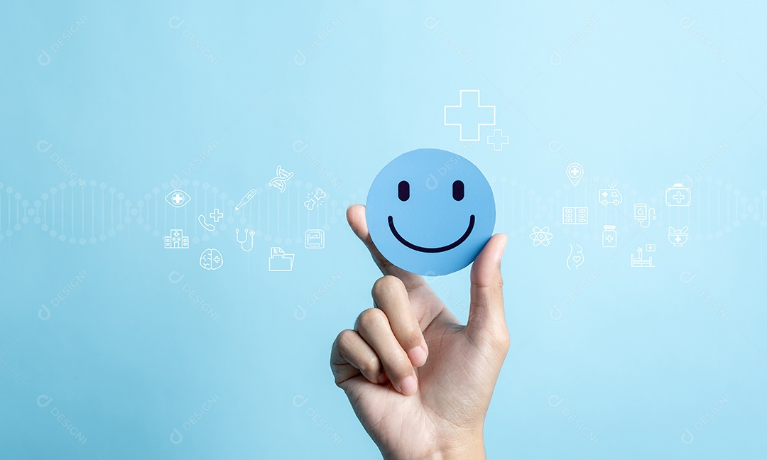 Mão de pessoa segurando peças em um fundo isolado