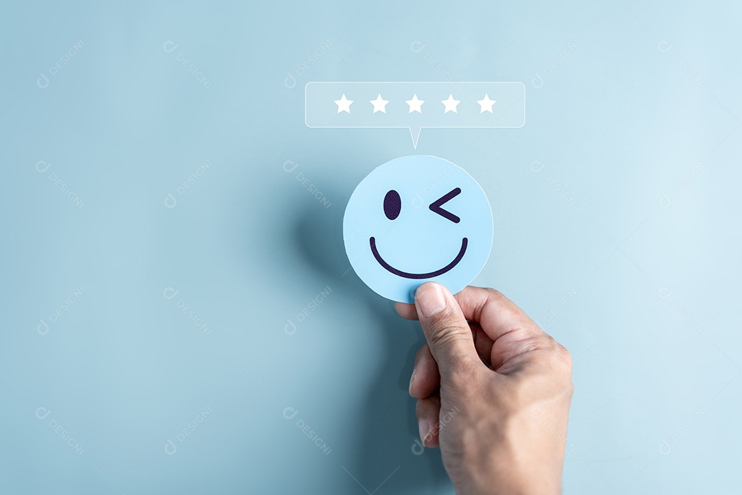 Mão de pessoa segurando peças em um fundo isolado