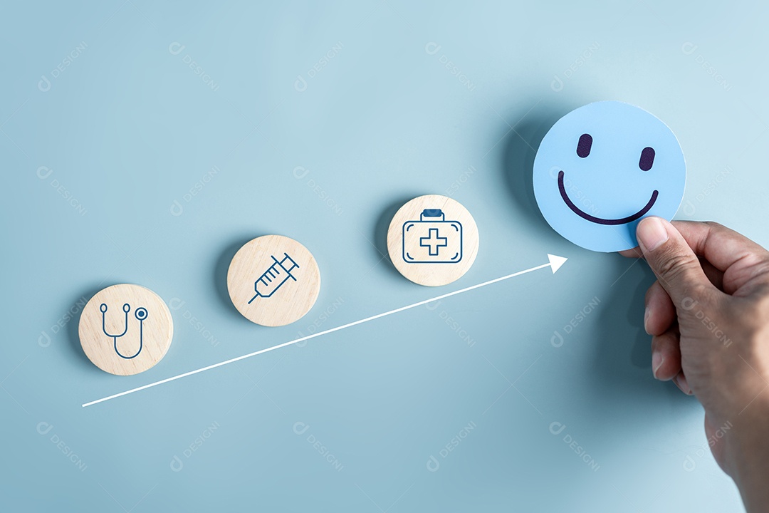 Mão de pessoa segurando peças em um fundo isolado