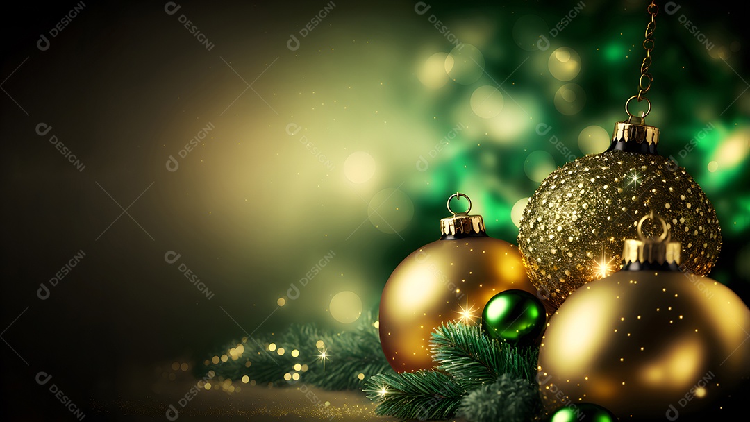 Bolas de brinquedo de Natal vermelhas ornamentadas em close-up sobre fundo dourado