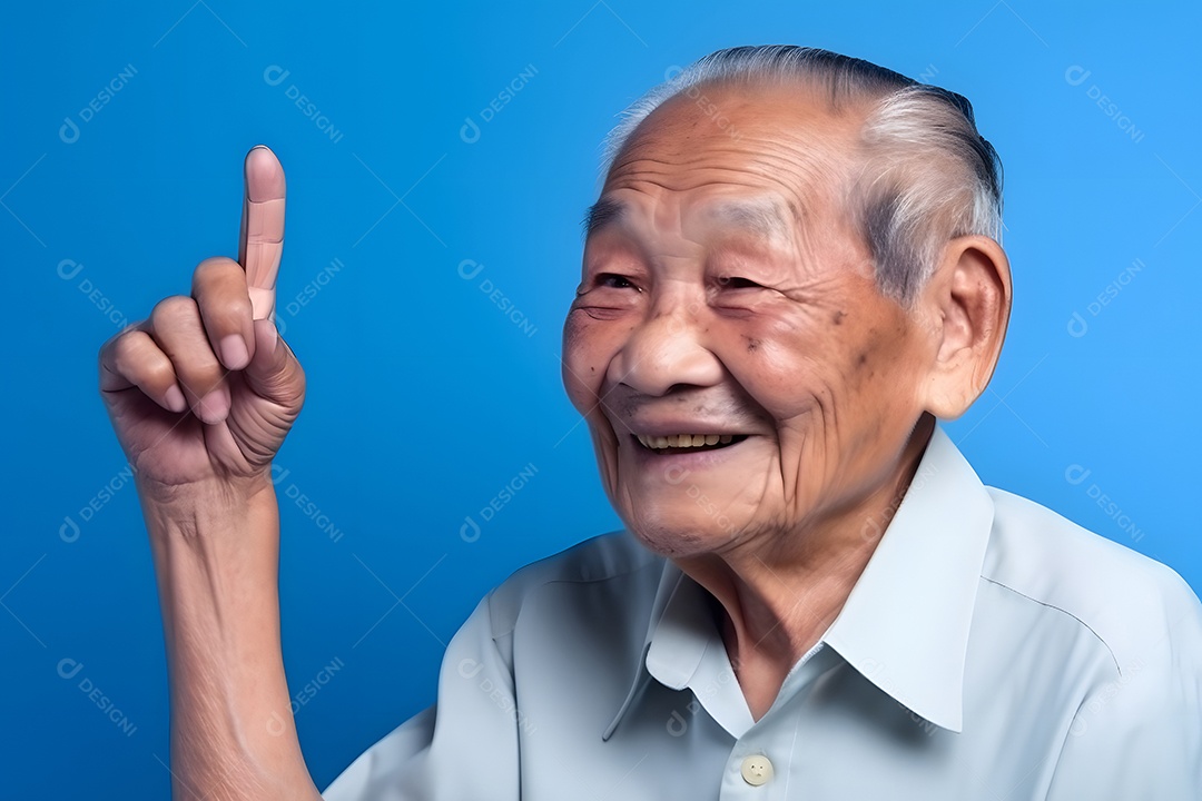 Avô asiático olhando e sorrindo com o dedo indicador erguido sobre fundo azul.