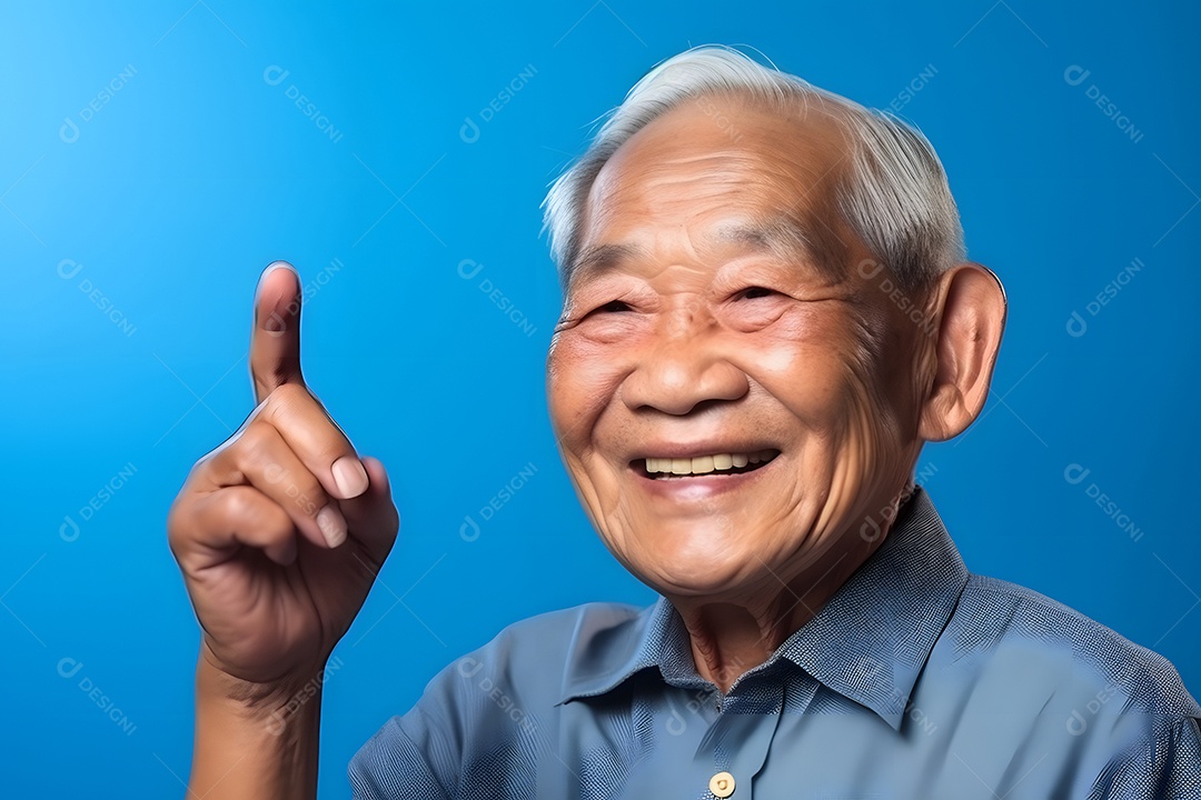 Avô asiático olhando e sorrindo com o dedo indicador erguido sobre fundo azul.