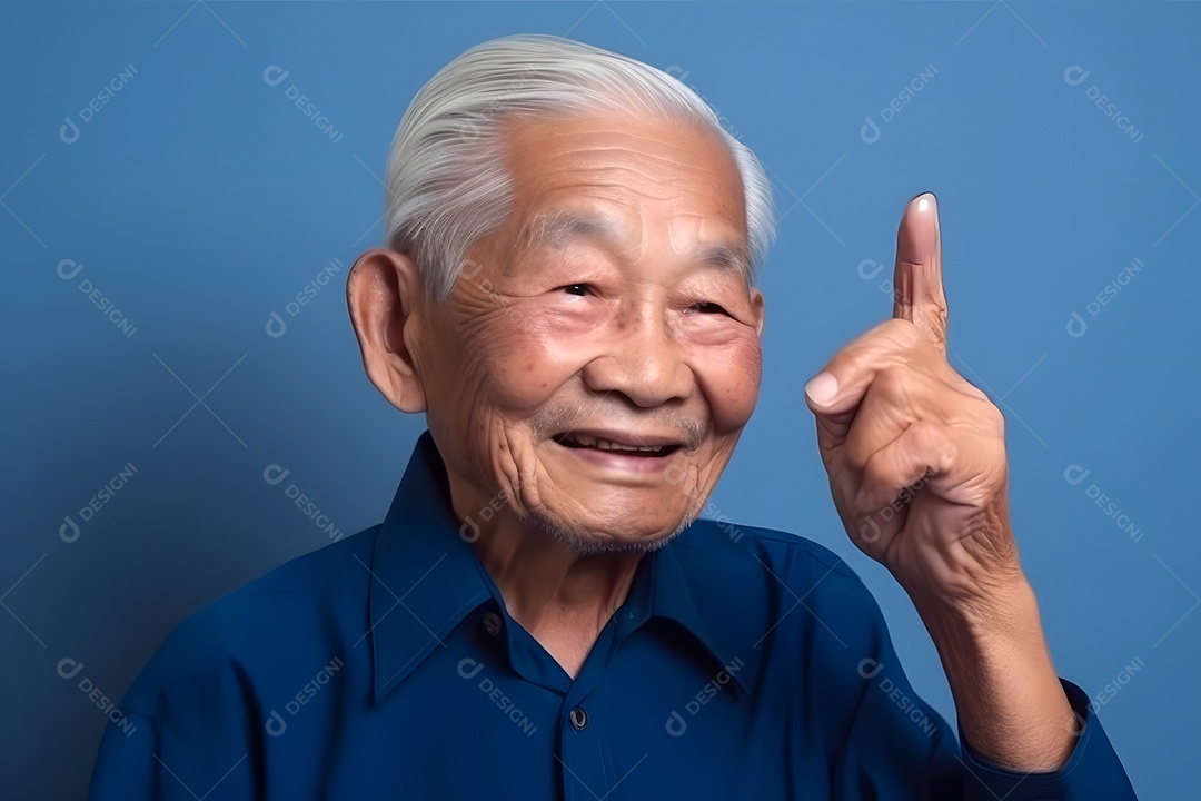 Avô asiático olhando e sorrindo com o dedo indicador erguido sobre fundo azul.