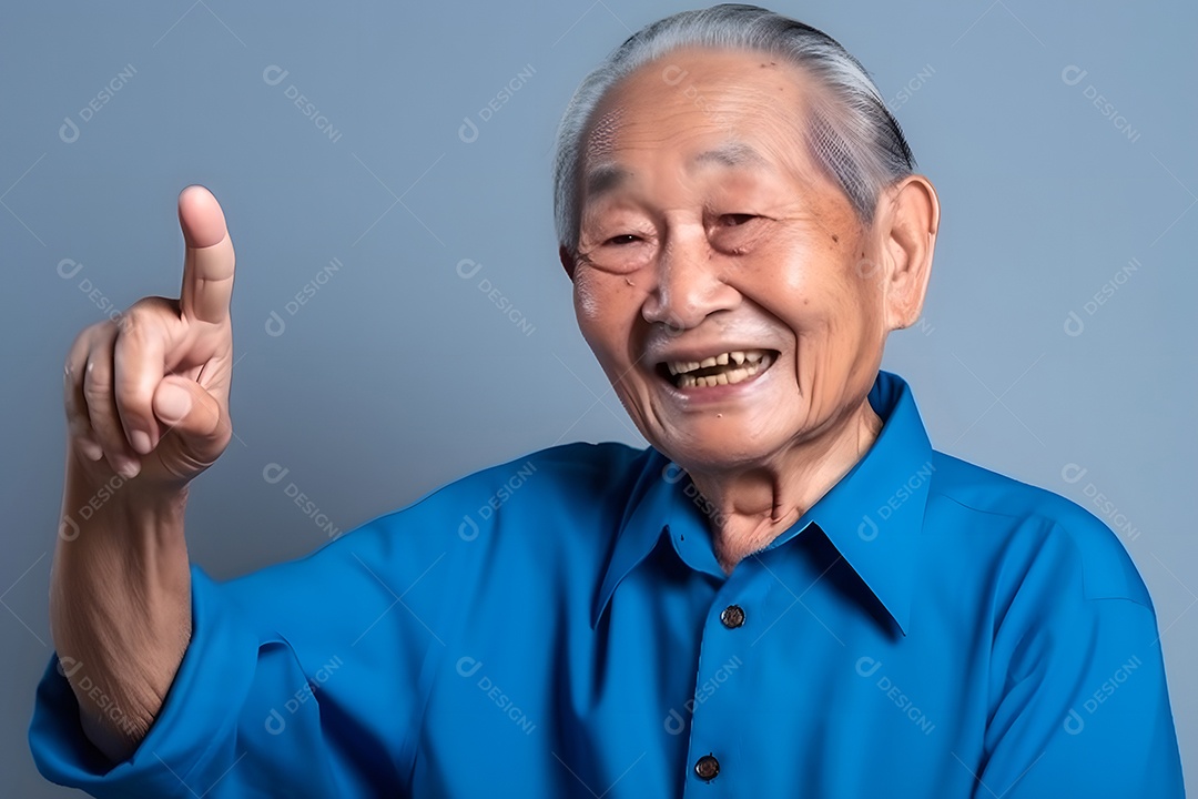 Avô asiático olhando e sorrindo com o dedo indicador erguido sobre fundo azul.