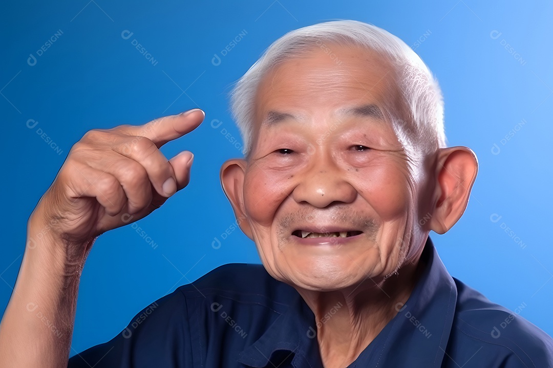 Avô asiático olhando e sorrindo com o dedo indicador erguido sobre fundo azul.