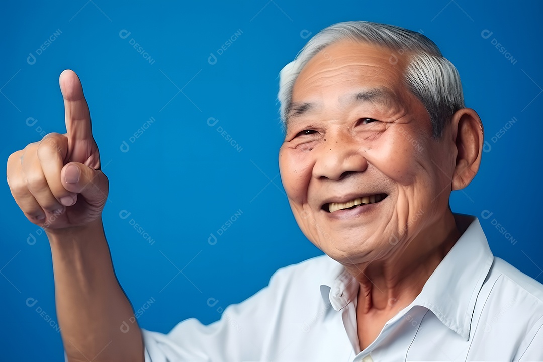 Avô asiático olhando e sorrindo com o dedo indicador erguido sobre fundo azul.