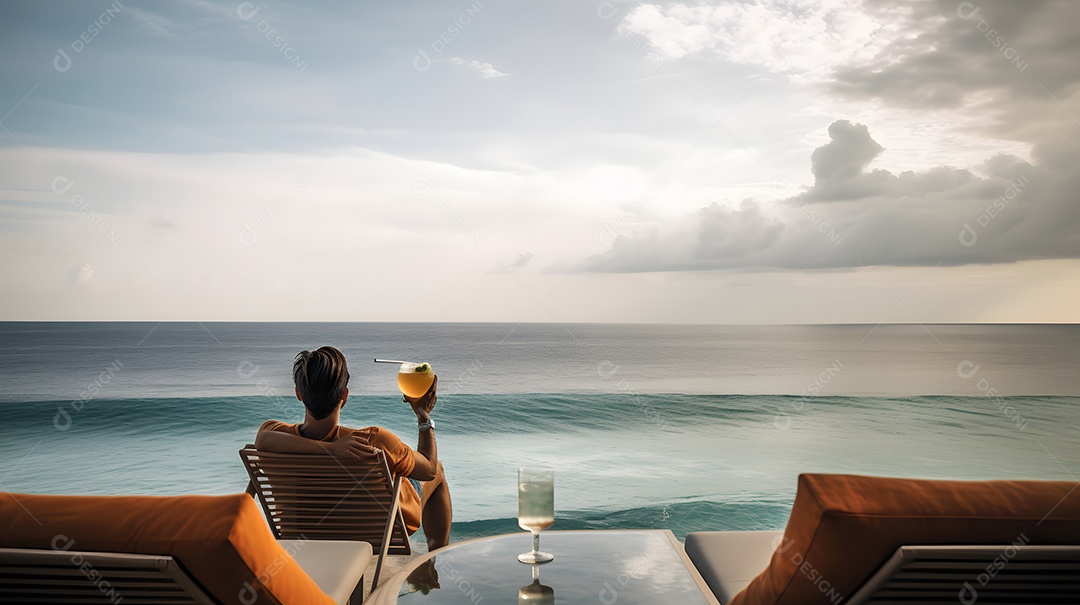 Homem caucasiano, rico, bonito e bem-sucedido relaxando em um resort de praia no verão com um coquetel.