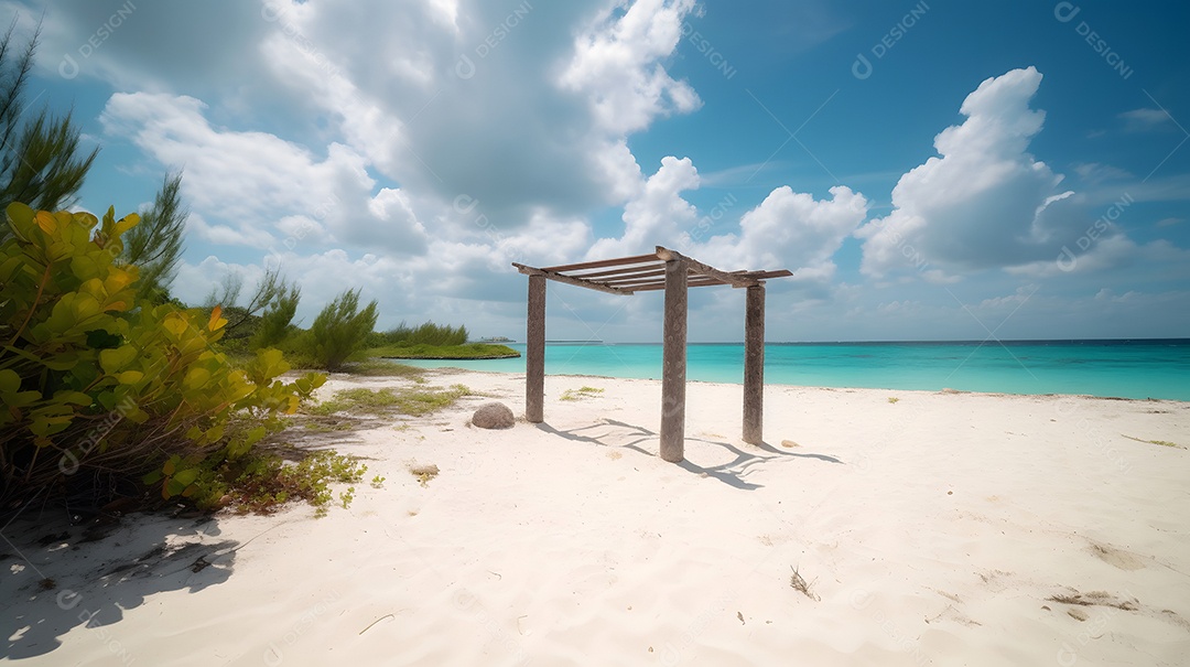 Praia tropical com areia branca, céu azul e água turquesa.