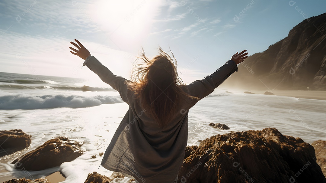 Jovem mulher caucasiana romântica, loira, de cabelos longos, em um vestido branco claro, caminhando na praia ao pôr do sol, surfando.