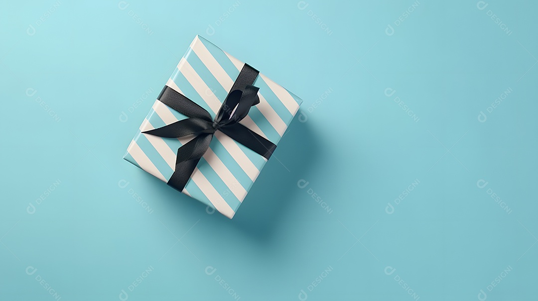 Uma caixa de presente em papel de embrulho artesanal e fita de cetim com laço sobre fundo isolado, limpo e plano