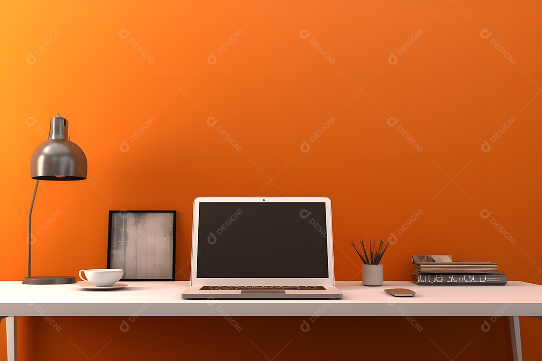 Laptop sobre a mesa de um escritório em frente a uma parede laranja.