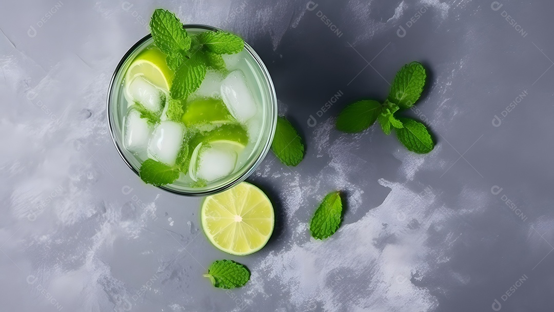 Vista superior de um refrescante coquetel de menta com mojito em um copo sobre fundo preto com limão, folhas de hortelã e gelo.