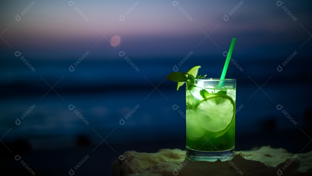 Copo de refrescante mojito de menta com fundo marinho em noite de verão