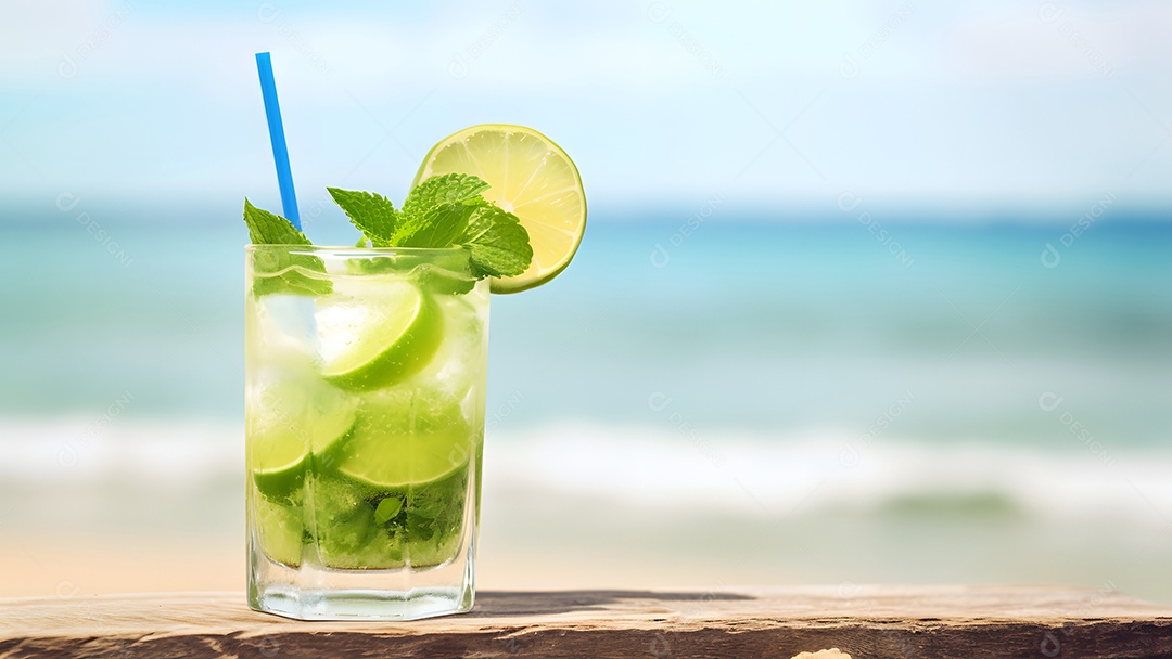 Copo de refrescante mojito de menta com fundo marinho em noite de verão