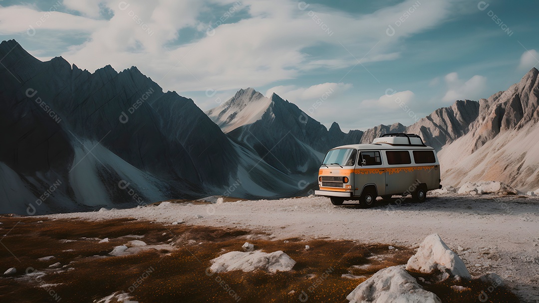 Trailer retrô em altas montanhas pela manhã.