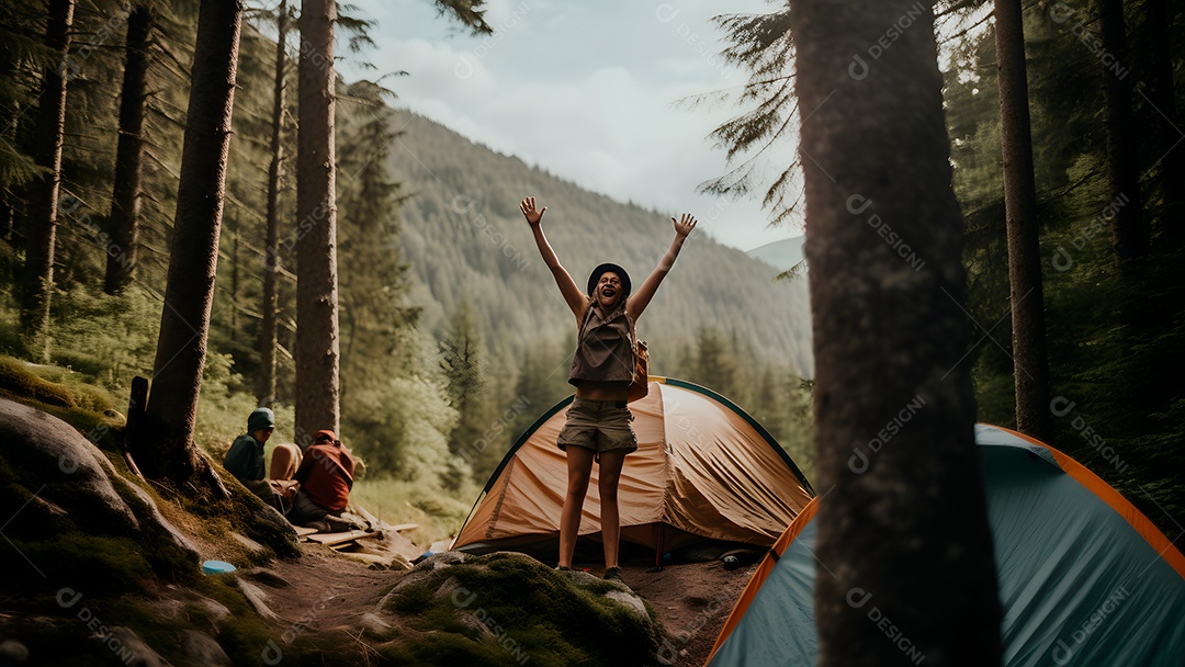 Acampamento turístico inundado em floresta matinal outonal