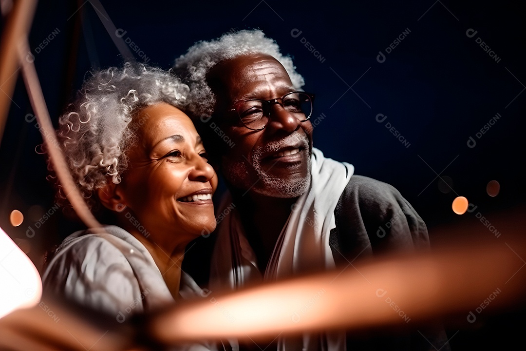 Lindo casal de idosos se divertindo