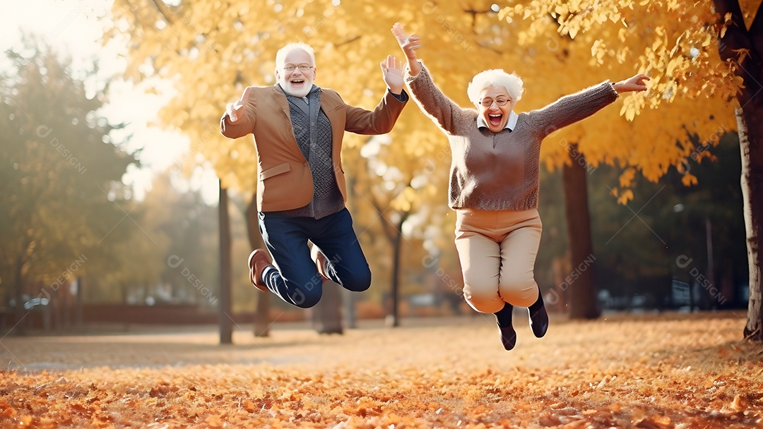 Lindo casal de idosos se divertindo