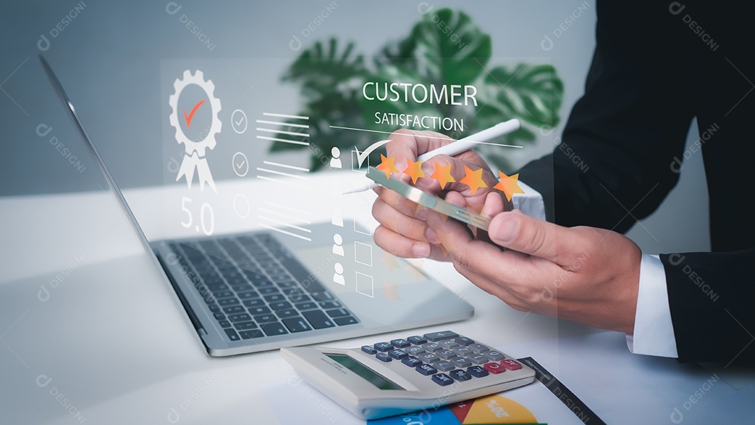 Os empresários usam computadores e telefones para analisar a satisfação do atendimento ao cliente.