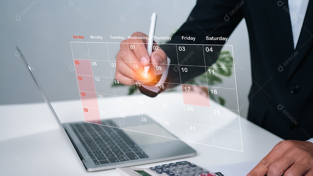 Empresário marcando datas no calendário virtual, gerenciando sua agenda de negócios, definindo lembretes para compromissos importantes