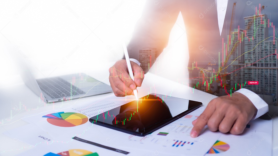 Mercado de ações, crescimento empresarial, progresso ou conceito de sucesso. Empresário ou comerciante está mostrando um crescente estoque de holograma virtual